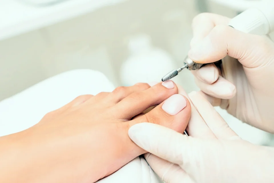 Pedicure-Behandlung mit Nagelschleifmaschine